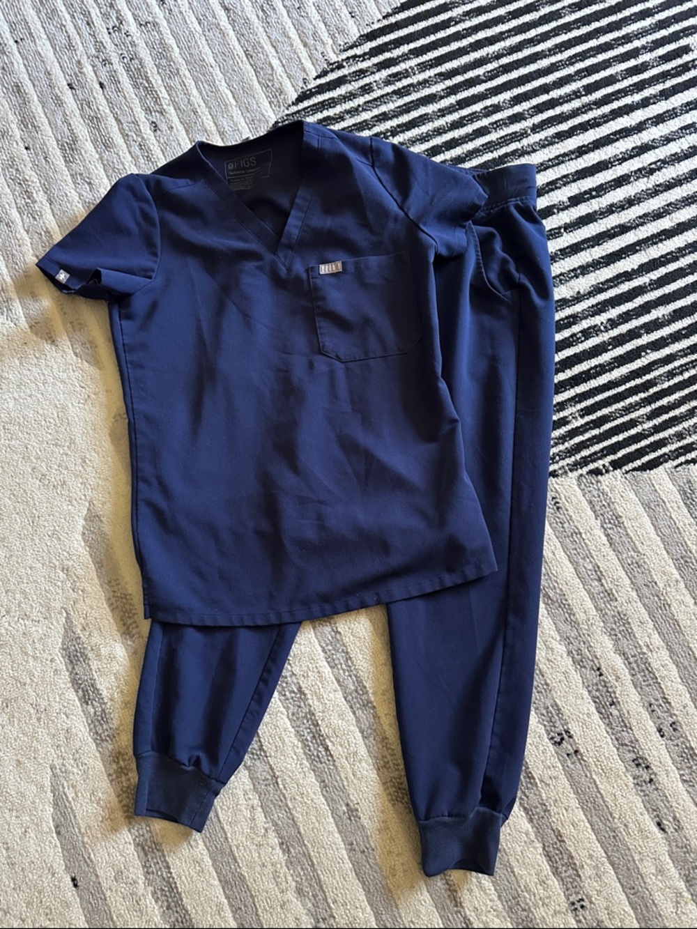 Figs Navy scrub set. Top XXS, joggers XSPetite